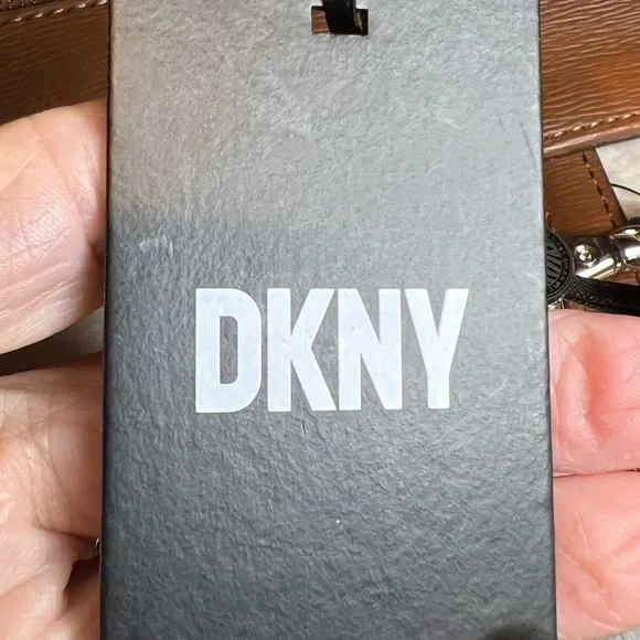 DKNY BRYANT MEDIUM TOTE - Picture 13 of 15